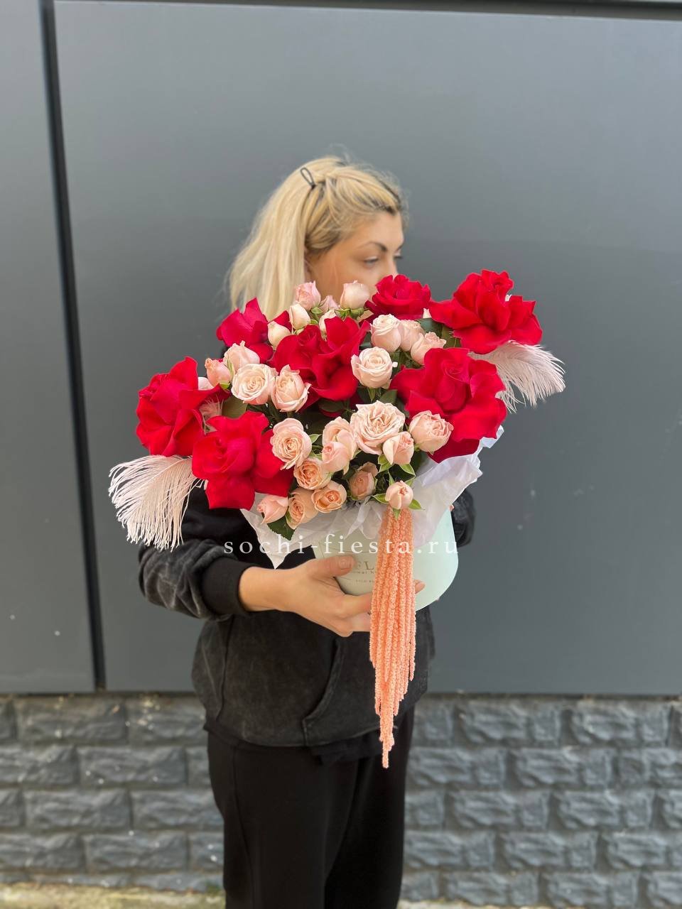 Бокс с нежными розами  в Красной Поляне