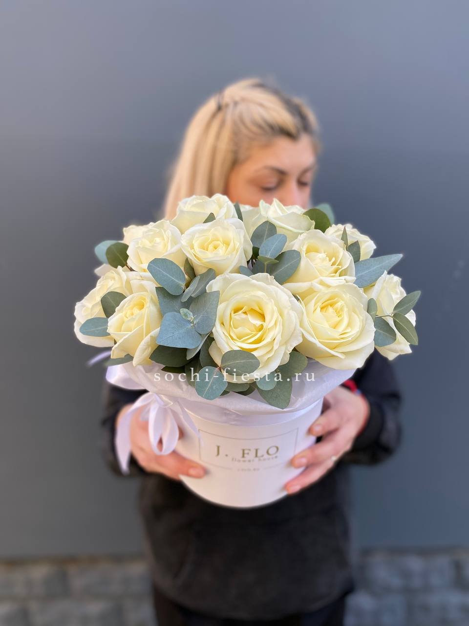 15 белых роз в боксе в Красной Поляне