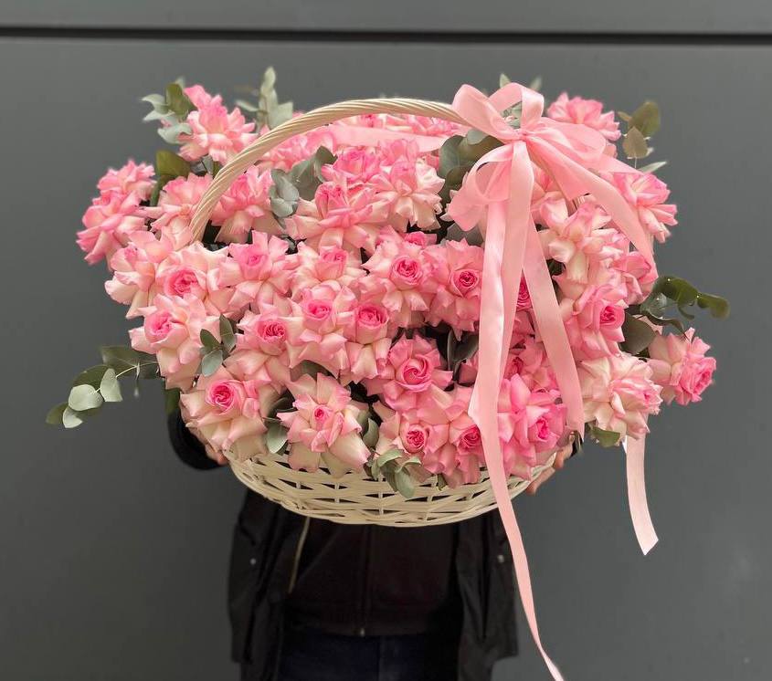 51 розовая роза в корзине с доставкой в Красной Поляне