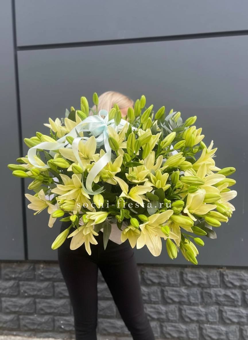 Лилии в корзине в Красной Поляне