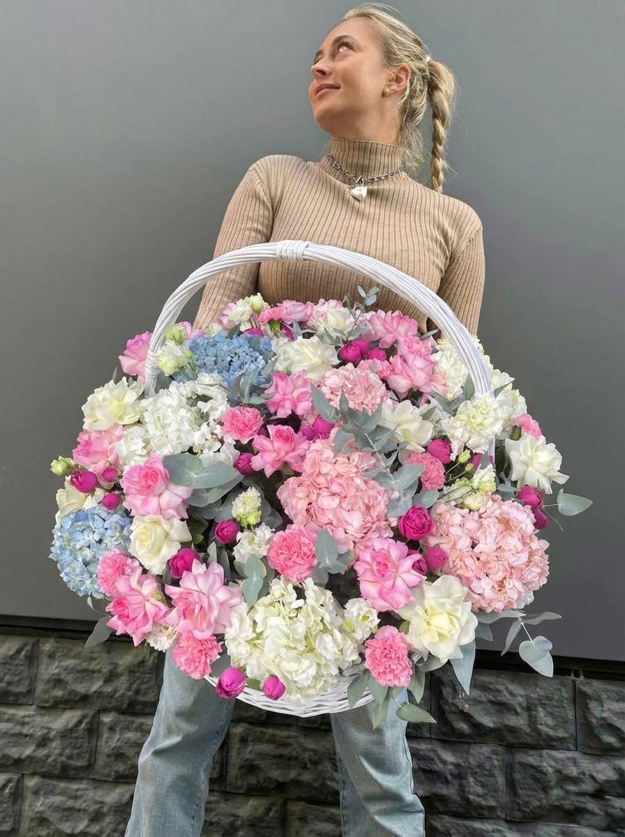 Цветочная корзина №3 с доставкой в Красной Поляне