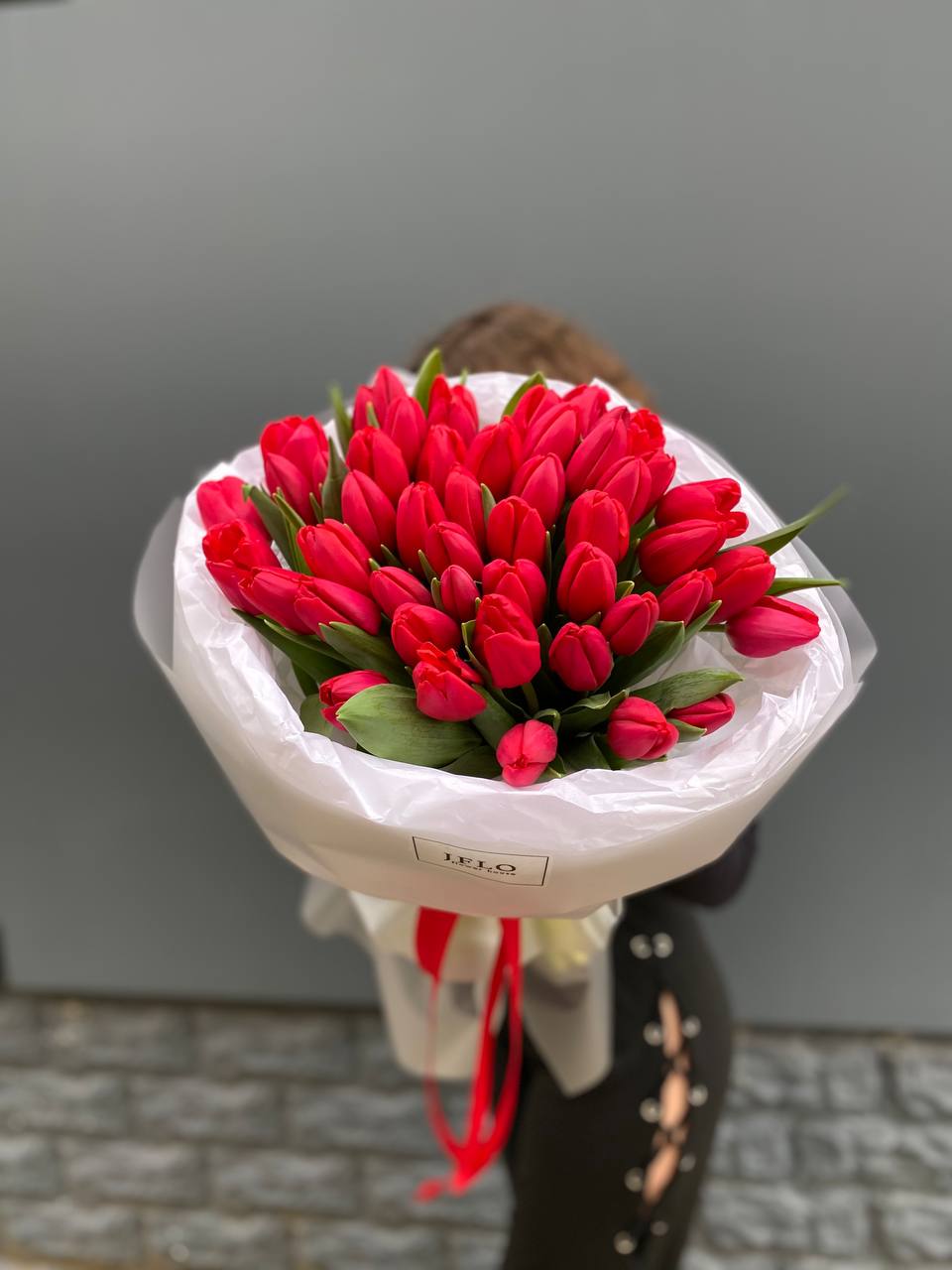 51 тюльпан "LOVE" с доставкой в Красной Поляне