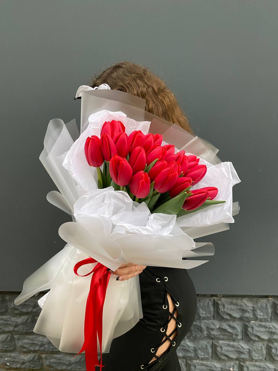  25 красных воздушных тюльпанов с доставкой в Красной Поляне
