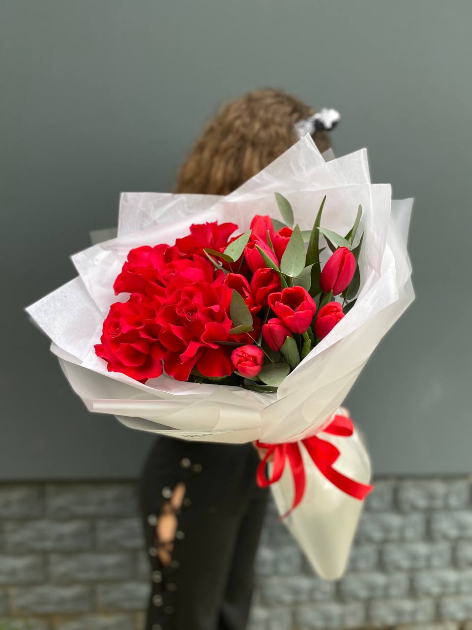 Дуо тюльпаны и розы с доставкой в Красной Поляне