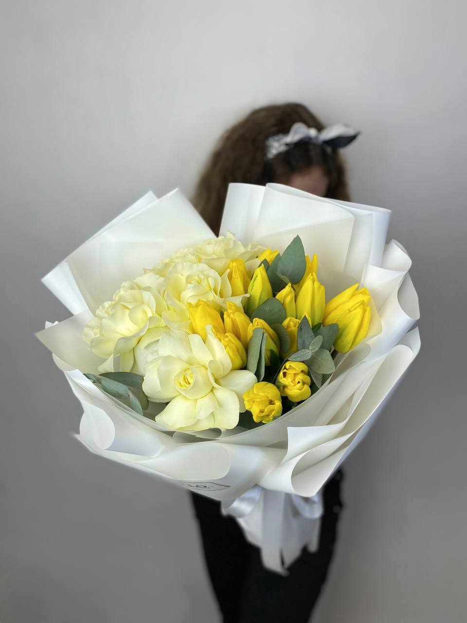 Дуо жёлтые тюльпаны и розы с доставкой в Красной Поляне