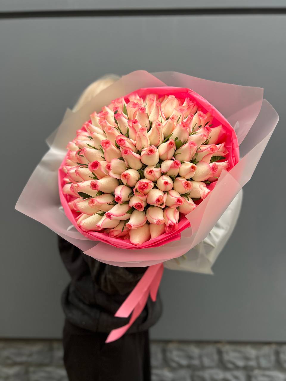 101 роза Джумилияв оформлении  с доставкой в Красной Поляне