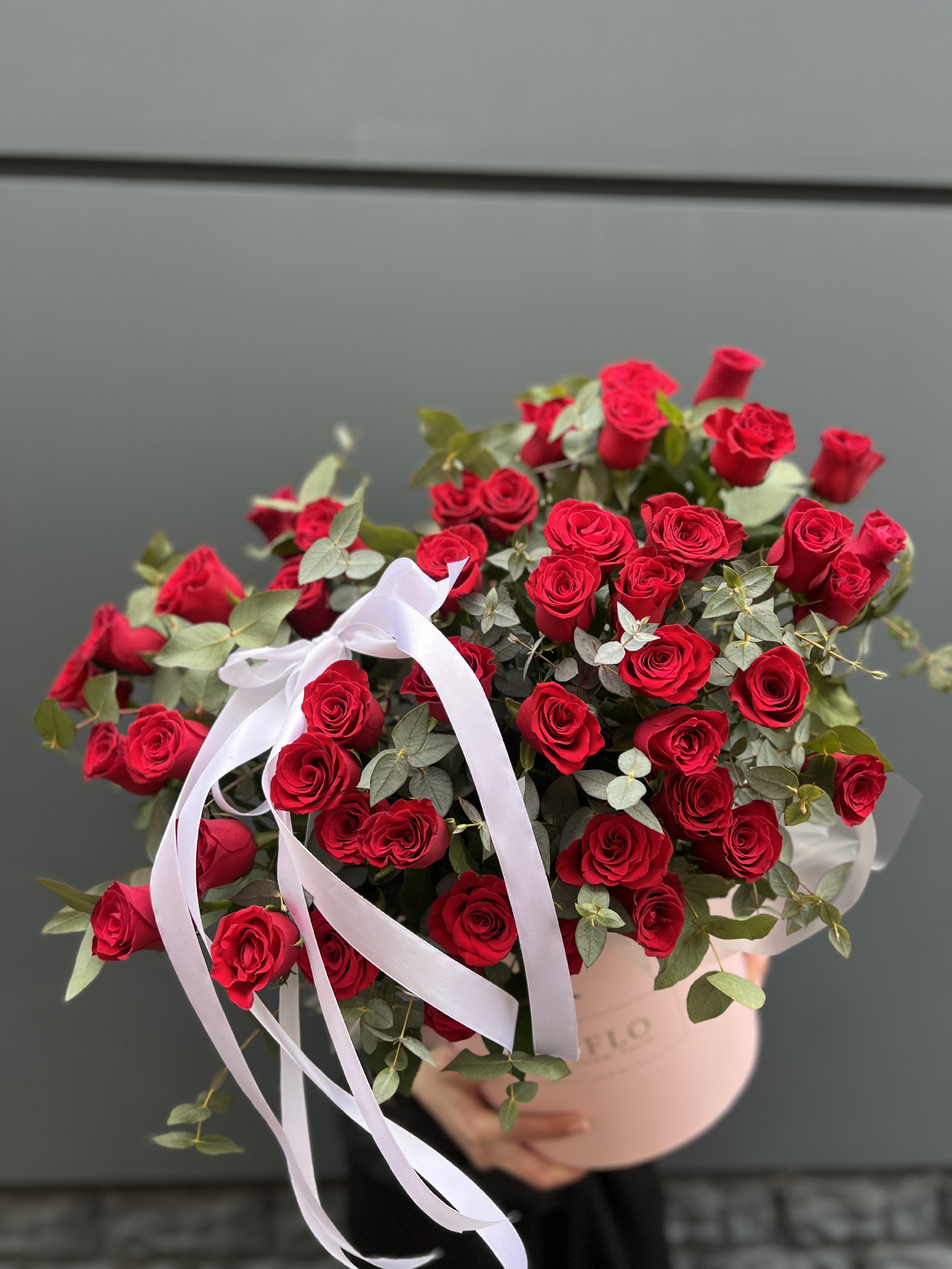 45 Красных роз в боксе Senorita с доставкой в Красной Поляне