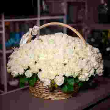 151 белая роза в корзине Rose Basket  в Красной Поляне