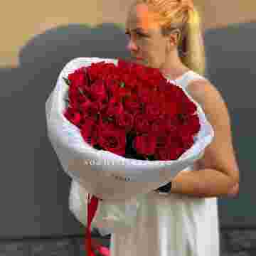 51 роза Madam Red в нежном оформлении в Красной Поляне