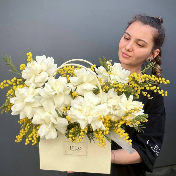 Французские Розы и мимоза  в сумочке  в Красной Поляне