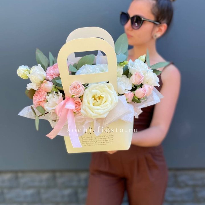 Цветочная сумочка "Рафаэль" с доставкой в Красной Поляне