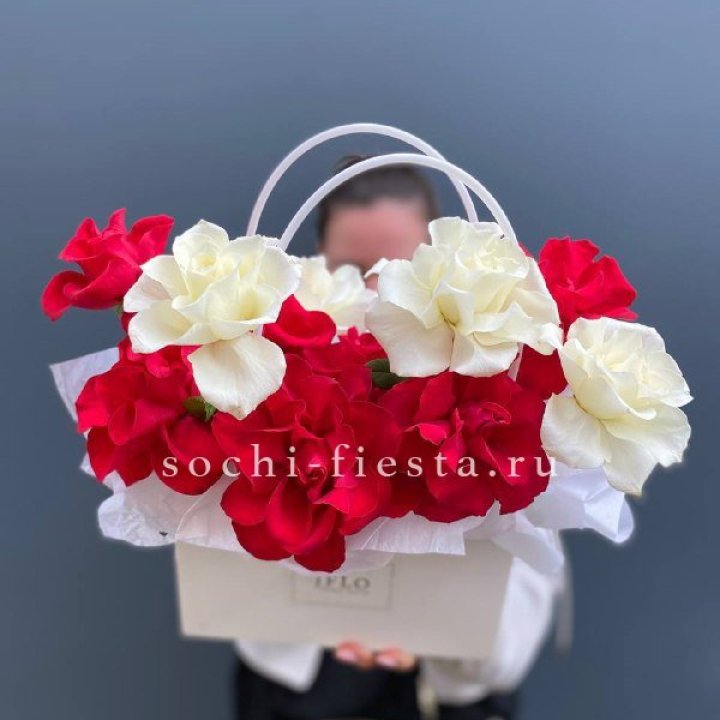 Сумочка  красных и белых роз в Красной Поляне