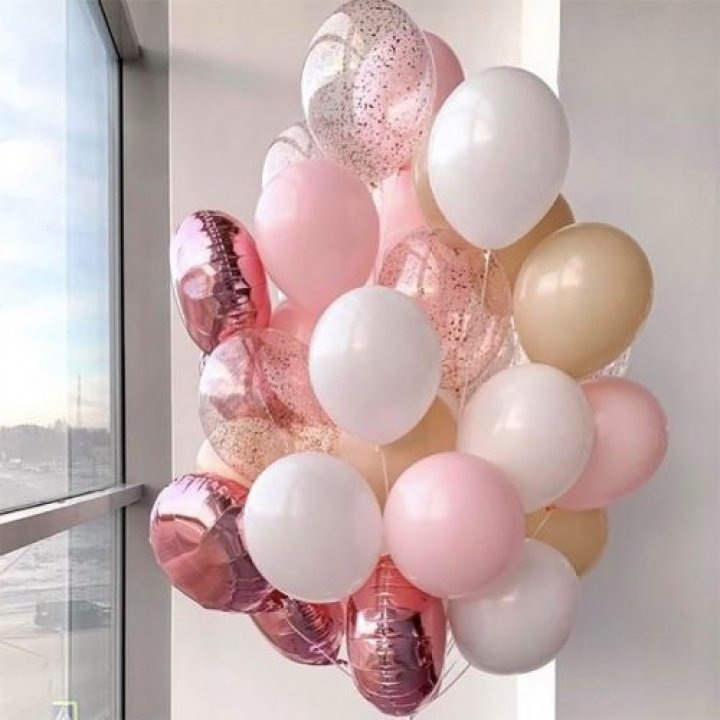 Фонтан шаров розового и белого цветов в Красной Поляне