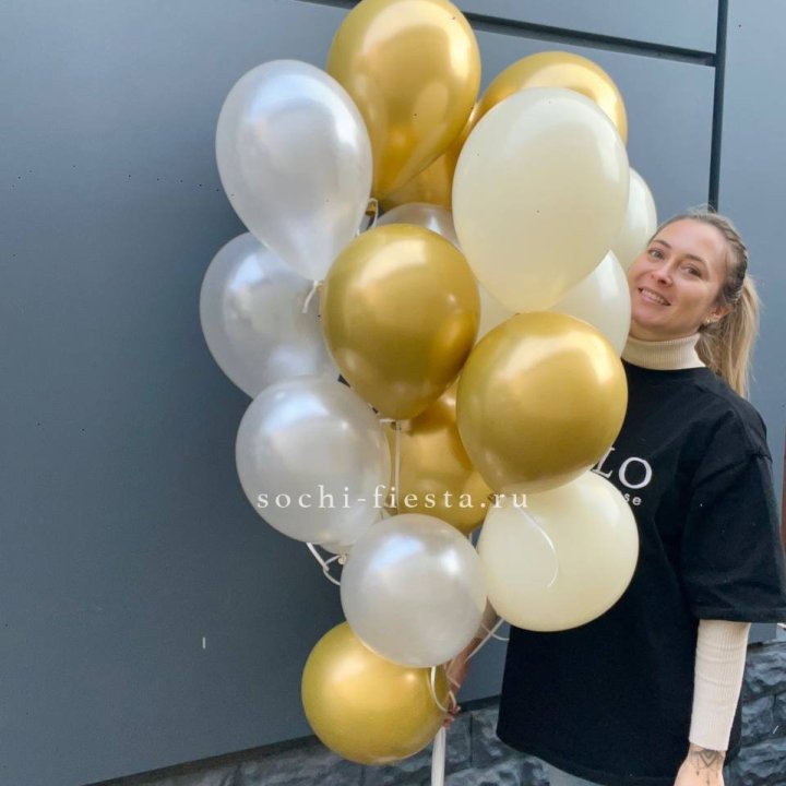 Облако шаров из белого и золотого оттенков в Красной Поляне