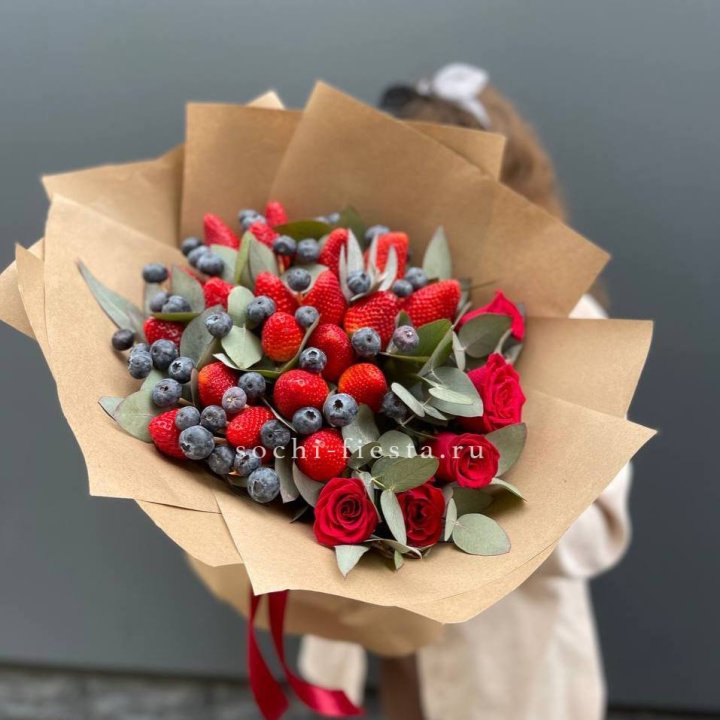 Клубника и голубика с цветами в Красной Поляне