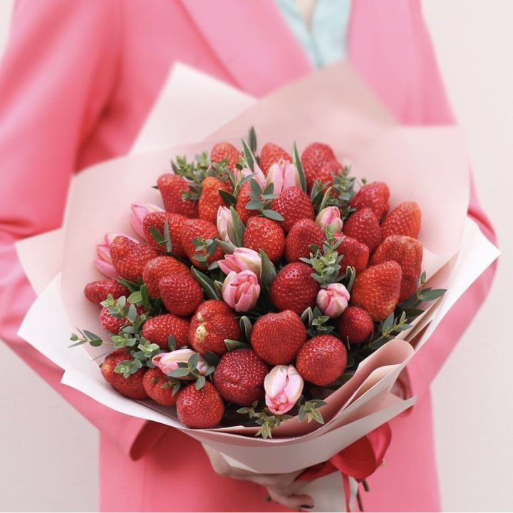 Тюльпаны и клубника в Красной Поляне