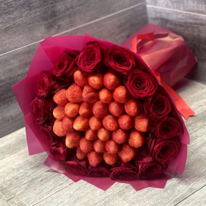 Клубничный букет с розами в Красной Поляне
