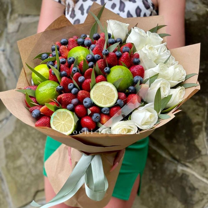 Ягодно-цитрусовый букет с розами в Красной Поляне