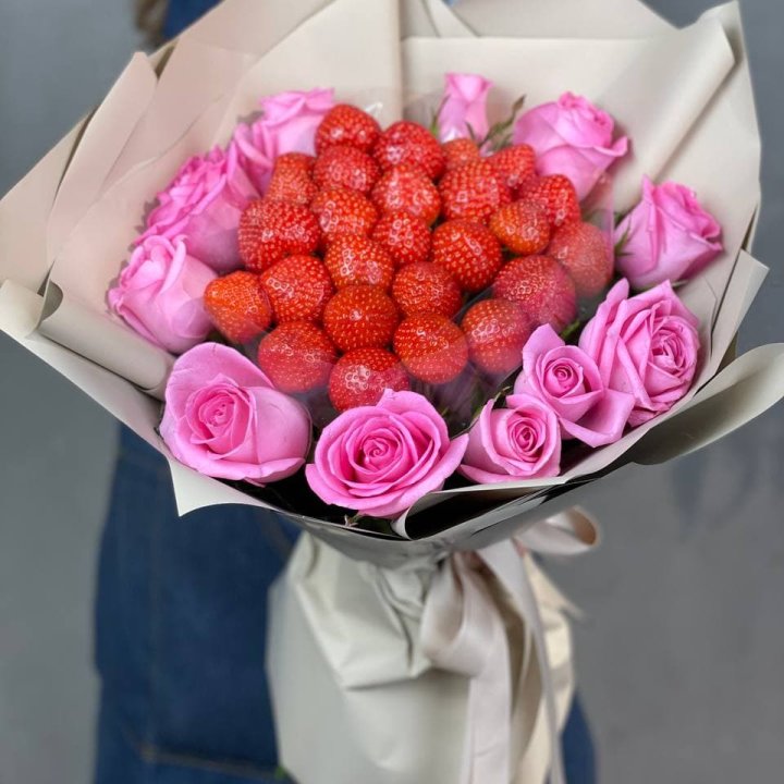 Клубника и розы в Красной Поляне