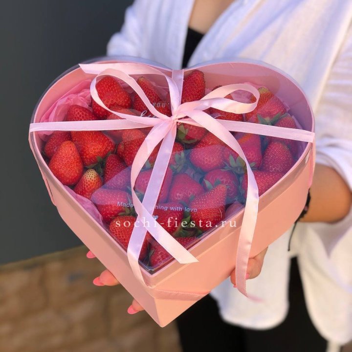 Коробочка сердце  с клубникой в Красной Поляне