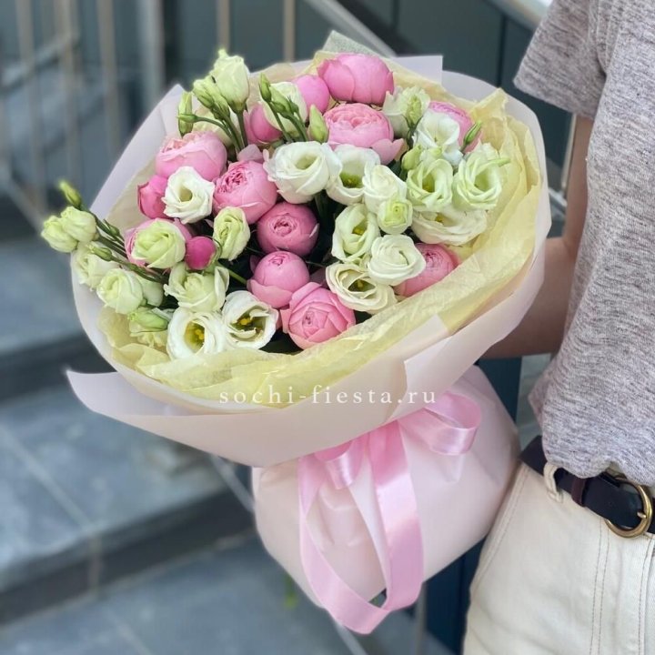 Букет кустовых роз с эустомой в Красной Поляне