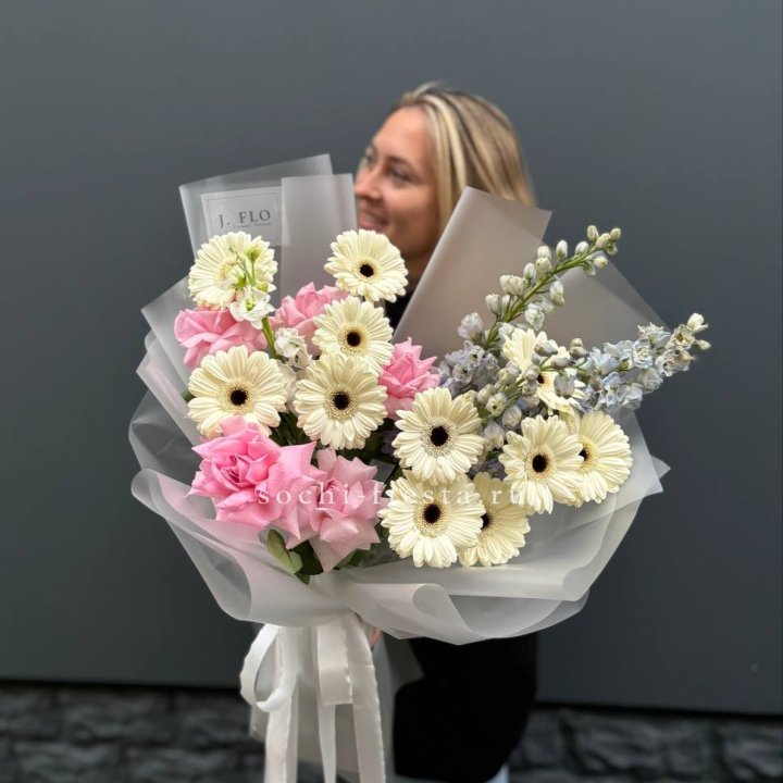 Букет роз и гербер в Красной Поляне