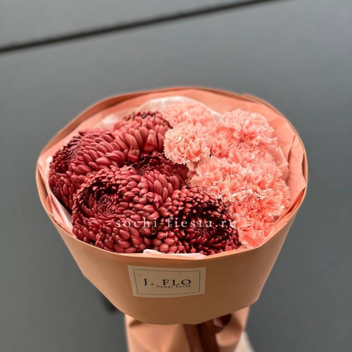 Букет хризантем и диантусов  в Красной Поляне