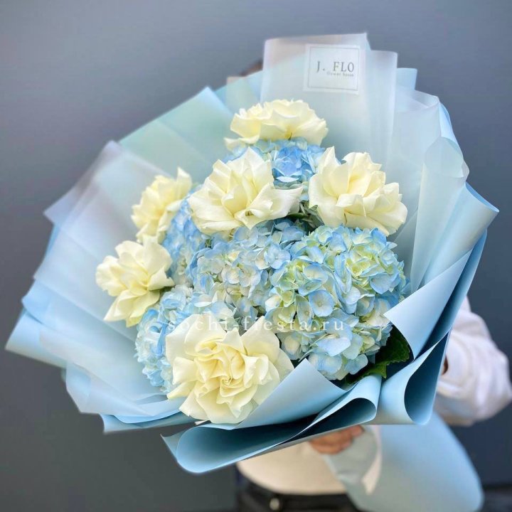  Букет из голубых гортензий и роз  в Красной Поляне