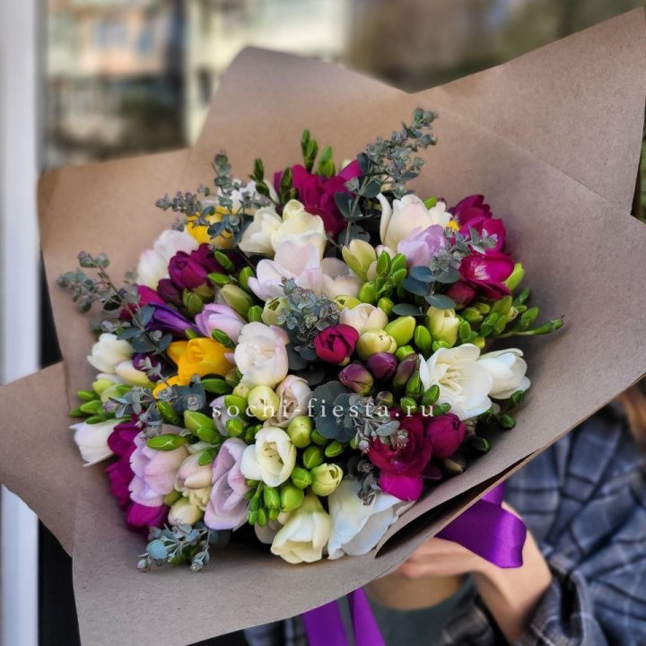 Букет фрезий "Радуга" в Красной Поляне