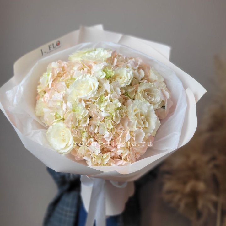  Букет гортензии и роз Marshmallow в Красной Поляне