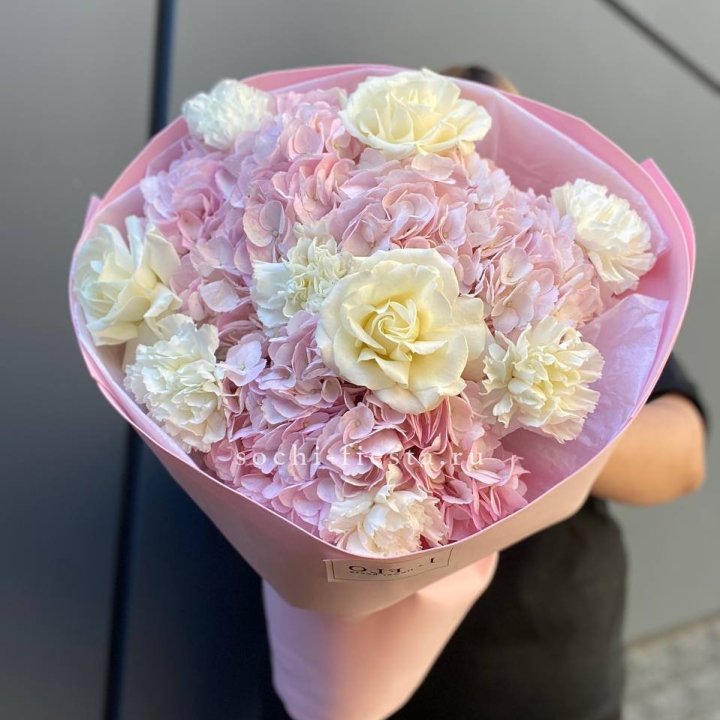  Букет гортензий и роз  в Красной Поляне