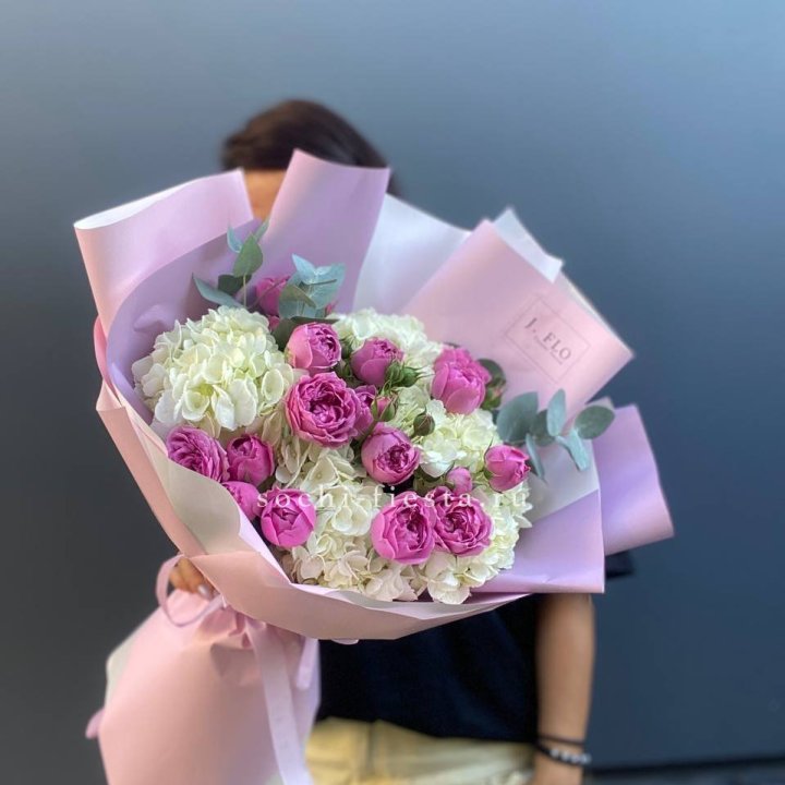 Букет белых гортензий и пионовидных роз  в Красной Поляне