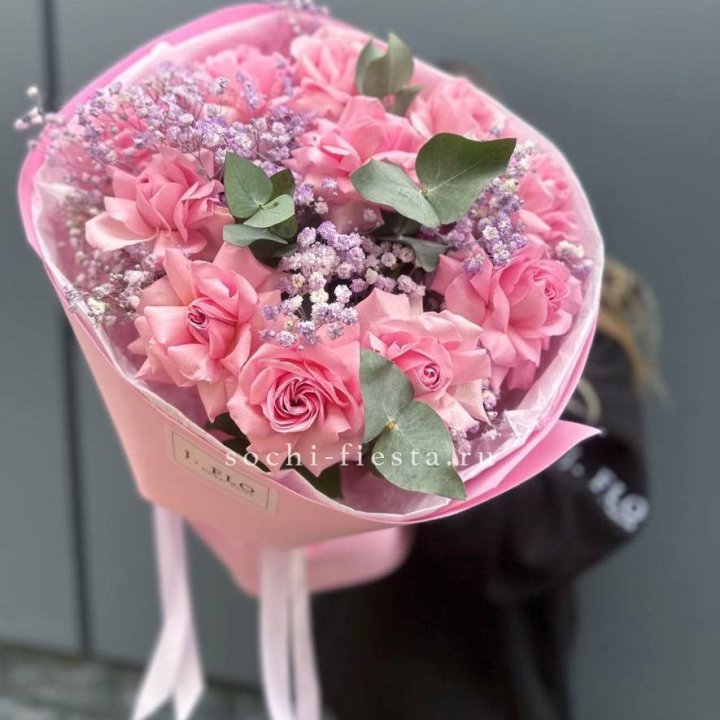 Розовые французские розы с гипсофилой в Красной Поляне