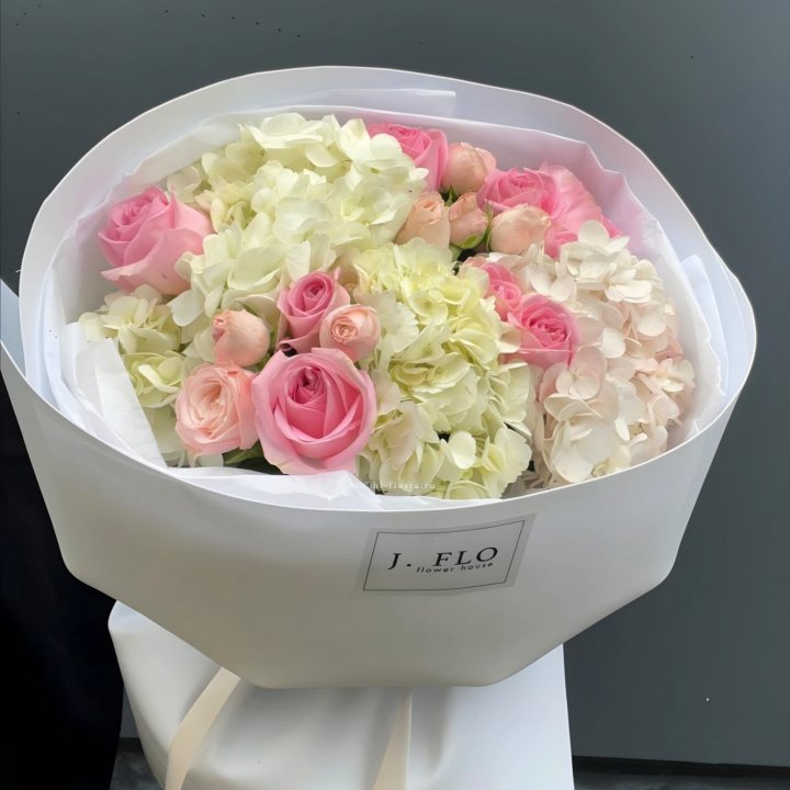  Букет гортензии и роз Teya в Красной Поляне