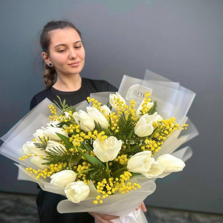 Букет тюльпанов и мимозы в Красной Поляне