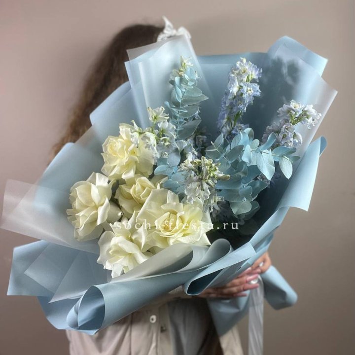 Букет из белых французских роз и дельфиниума в Красной Поляне