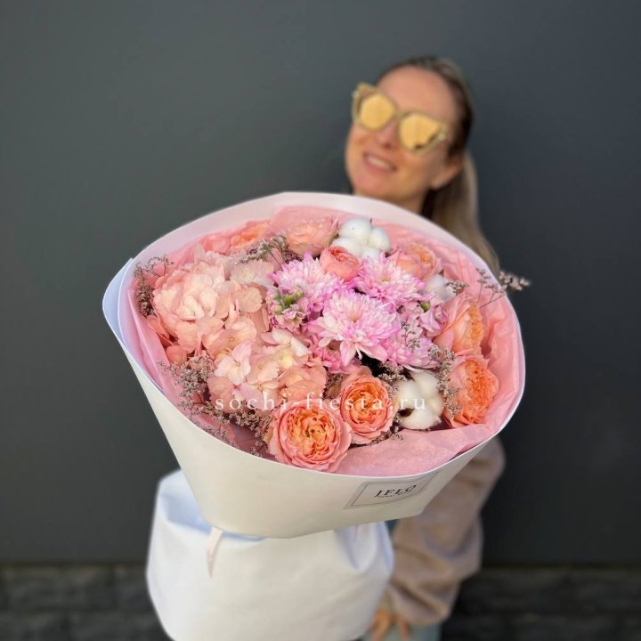 Букет гортензии и кустовых роз "Sconosciuto" в Красной Поляне