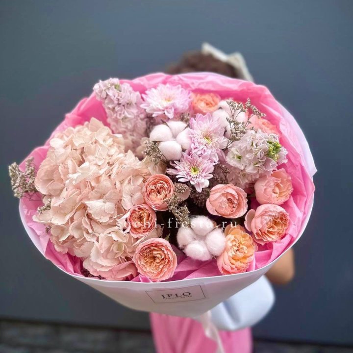 Букет гортензии и кустовых роз "Abbraccio" в Красной Поляне