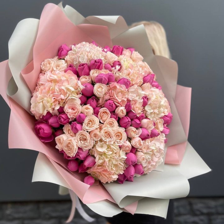 Букет кустовые розы и гортензия в Красной Поляне