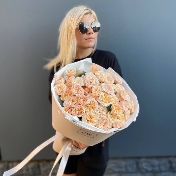 15 пионовидных роз №2 в Красной Поляне