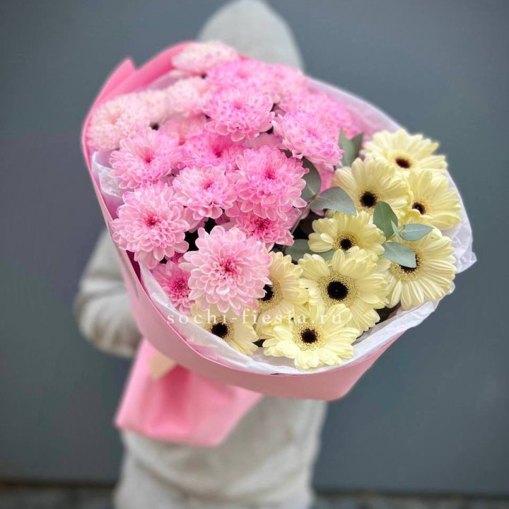 Дуо хризантем и гербер в Красной Поляне