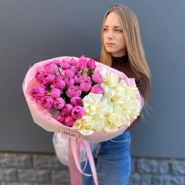 Дуо белых и кустовых роз с доставкой в Красной Поляне