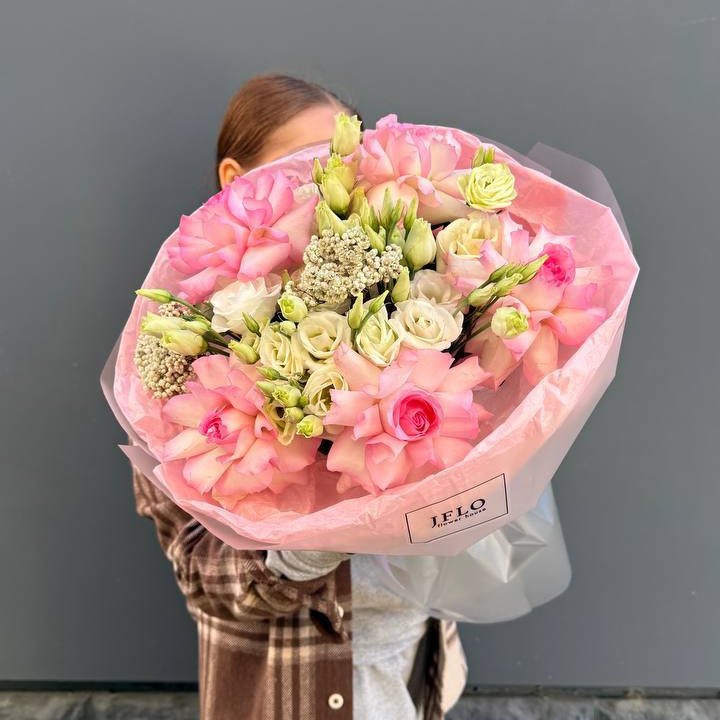 Букет "Розы с эустомой" с доставкой в Красной Поляне