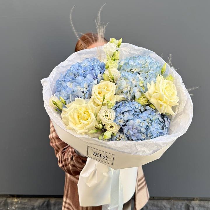 Букет "Глубина глаз" с доставкой в Красной Поляне