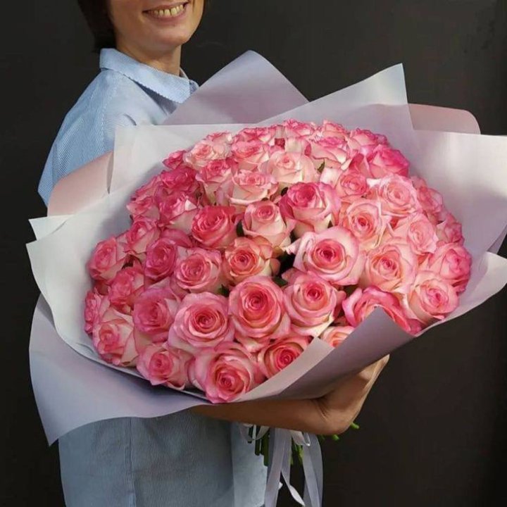 101 роза Джумилияв оформлении  с доставкой в Красной Поляне