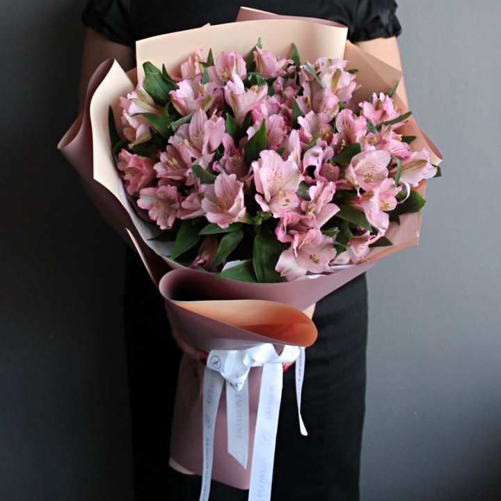 Букет розовых альстромерий в Красной Поляне