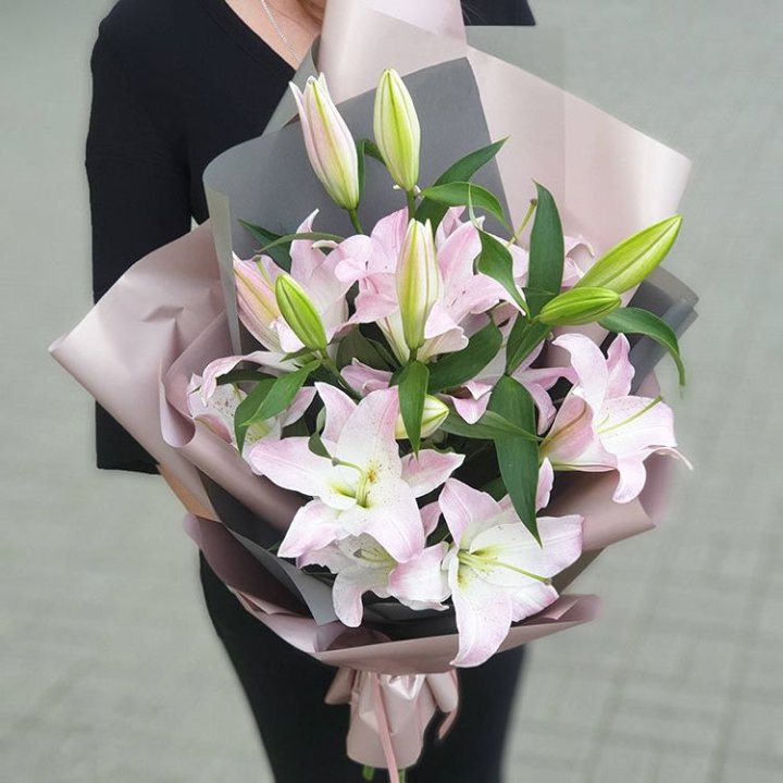 Букет розовых лилий в Красной Поляне