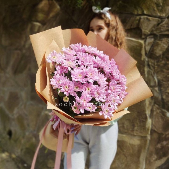 Букет хризантем в крафте в Красной Поляне