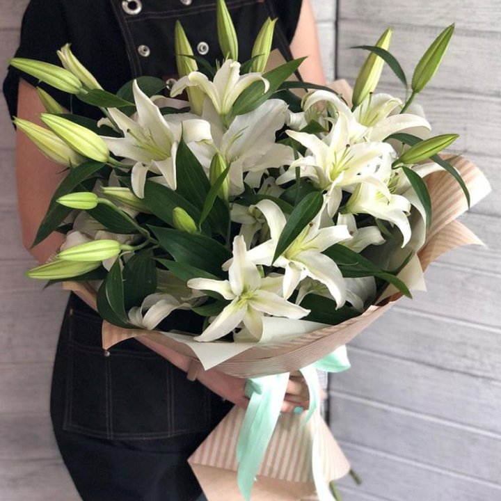 Букет белых лилий в Красной Поляне