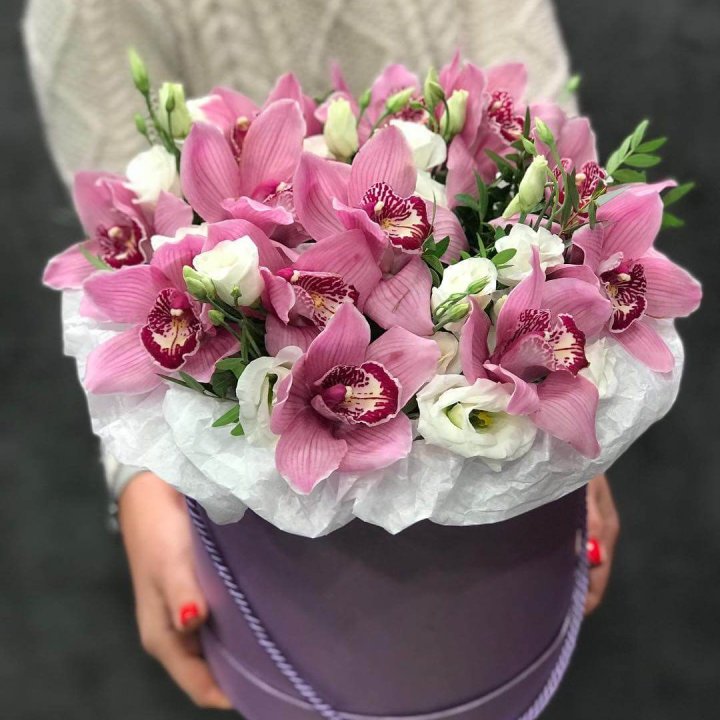 Орхидея и эустома в шляпной коробке в Красной Поляне